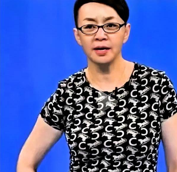 65岁了，还敢一个人逛SKP，穿工装裤，合照主动把脑袋贴过去。宋丹丹这是把“年龄