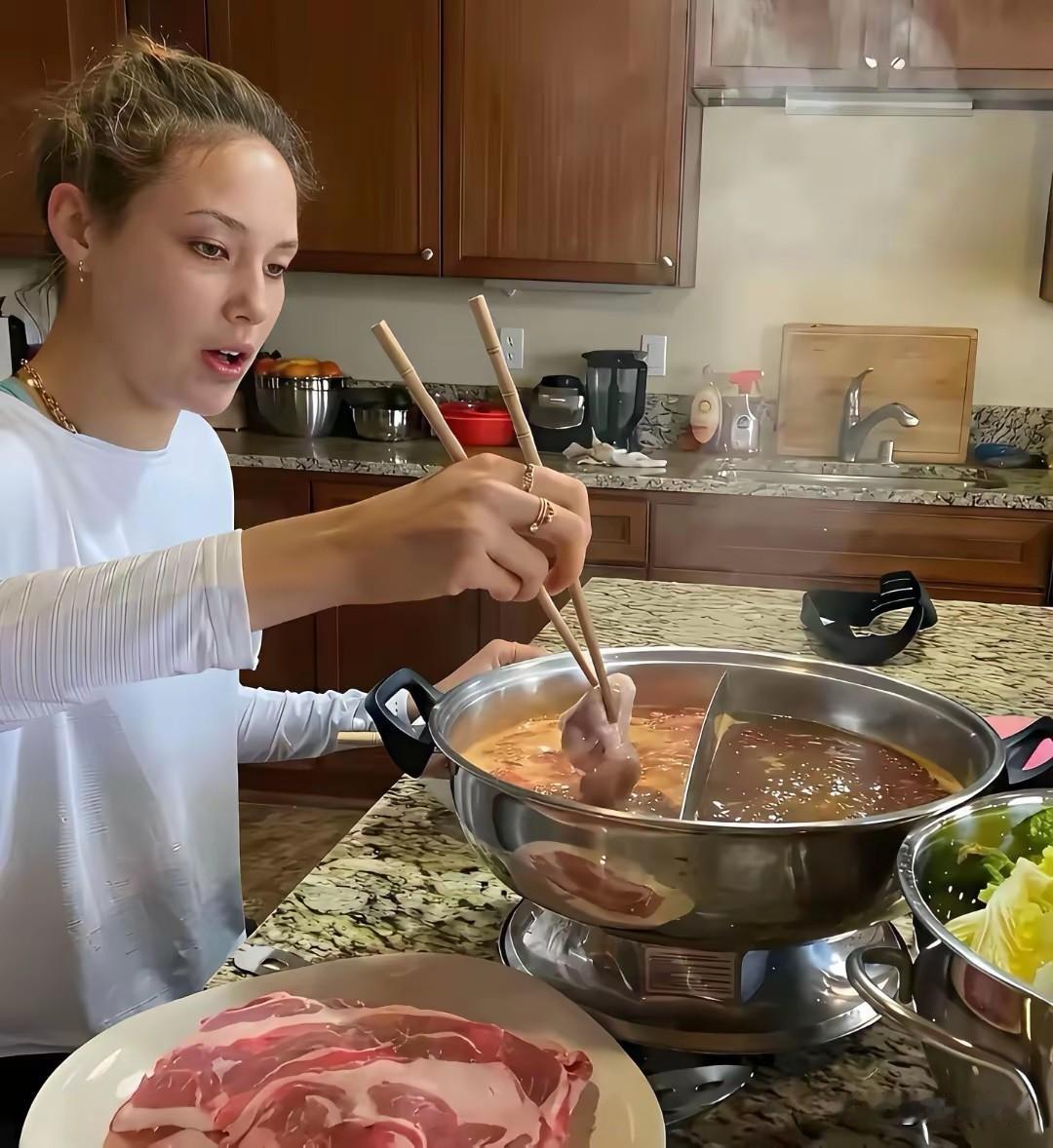 谷爱凌应该是非常喜欢吃我们的饭菜的，这是非常好的，比吃西餐强多了，西餐又是高热又