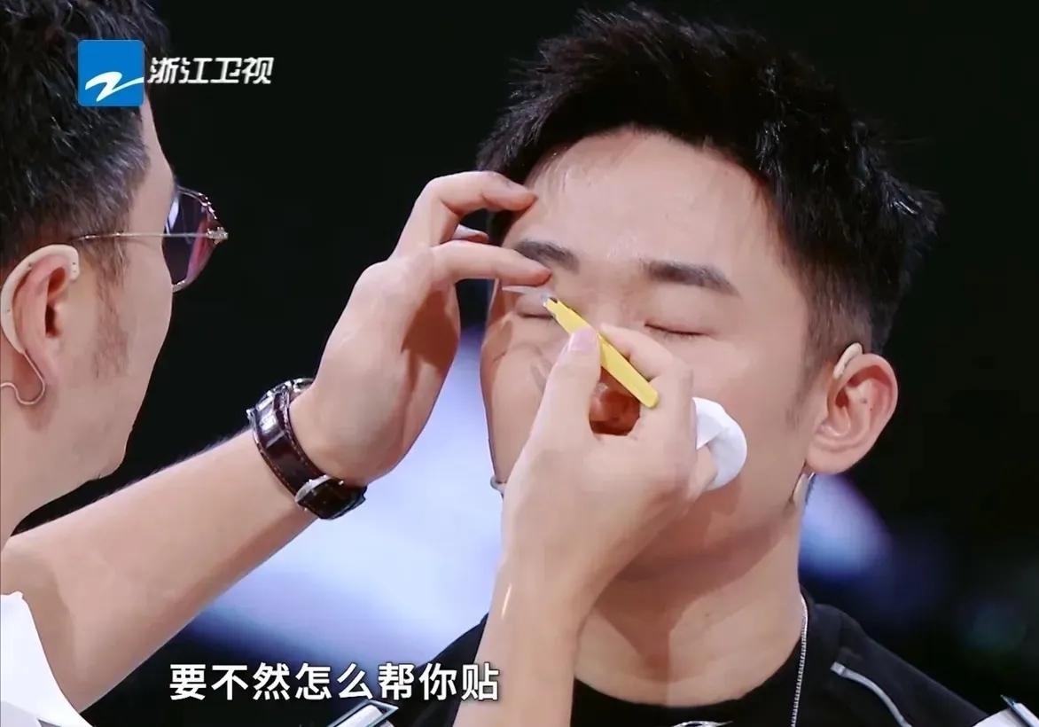 杨迪的单眼皮，差点让化妆师春楠翻车！

化妆师春楠在给杨迪化妆时，首先尝试使用了