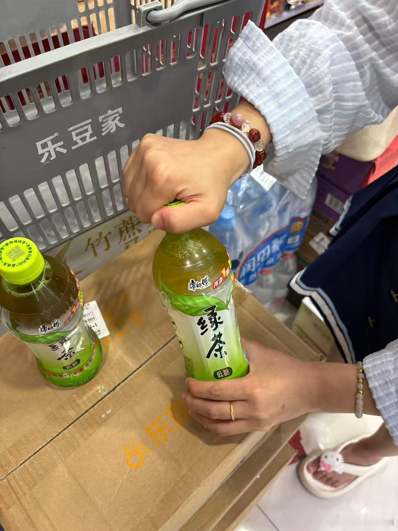 姐妹们，快冲康师傅绿茶！感受一下开盖就中快乐翻倍的神仙体验！康师傅绿茶真的再再再
