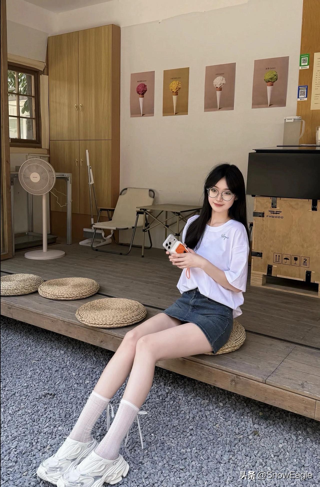 冰镇饮料解暑意，夏日清凉在心间。
