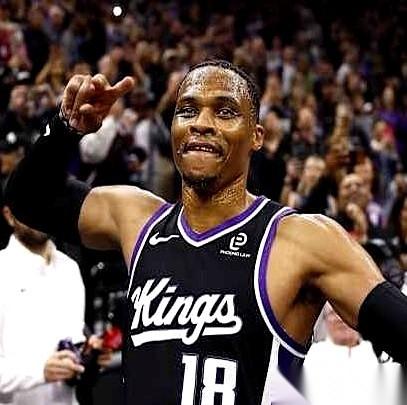 一个拿过MVP，一个曾经把“三双”当饭吃的男人，现在，坐在了替补席上。
这事儿搁