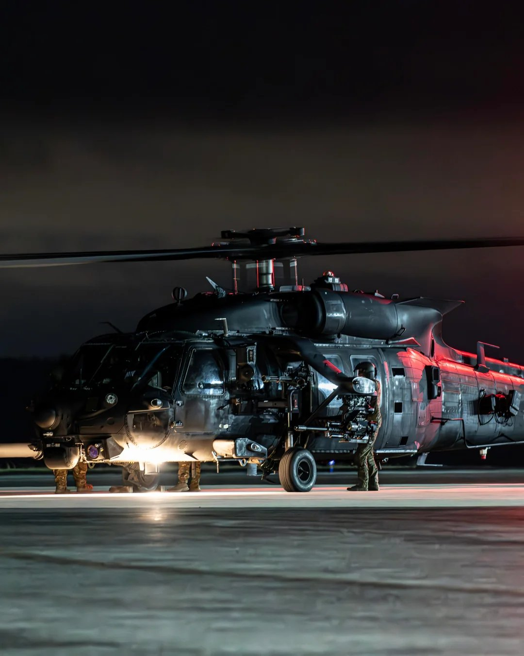 第160特种部队航空团MH-6M和MH-60L DAP直升机在凌晨2点刚过后，将
