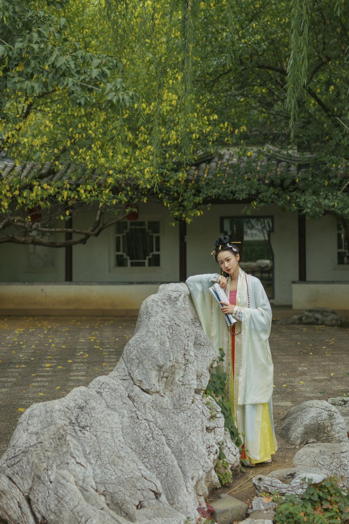 南宋•仕女｜露沾草，风落木，岁方秋。✨第一次尝试了南宋大袖衫的穿搭，这...