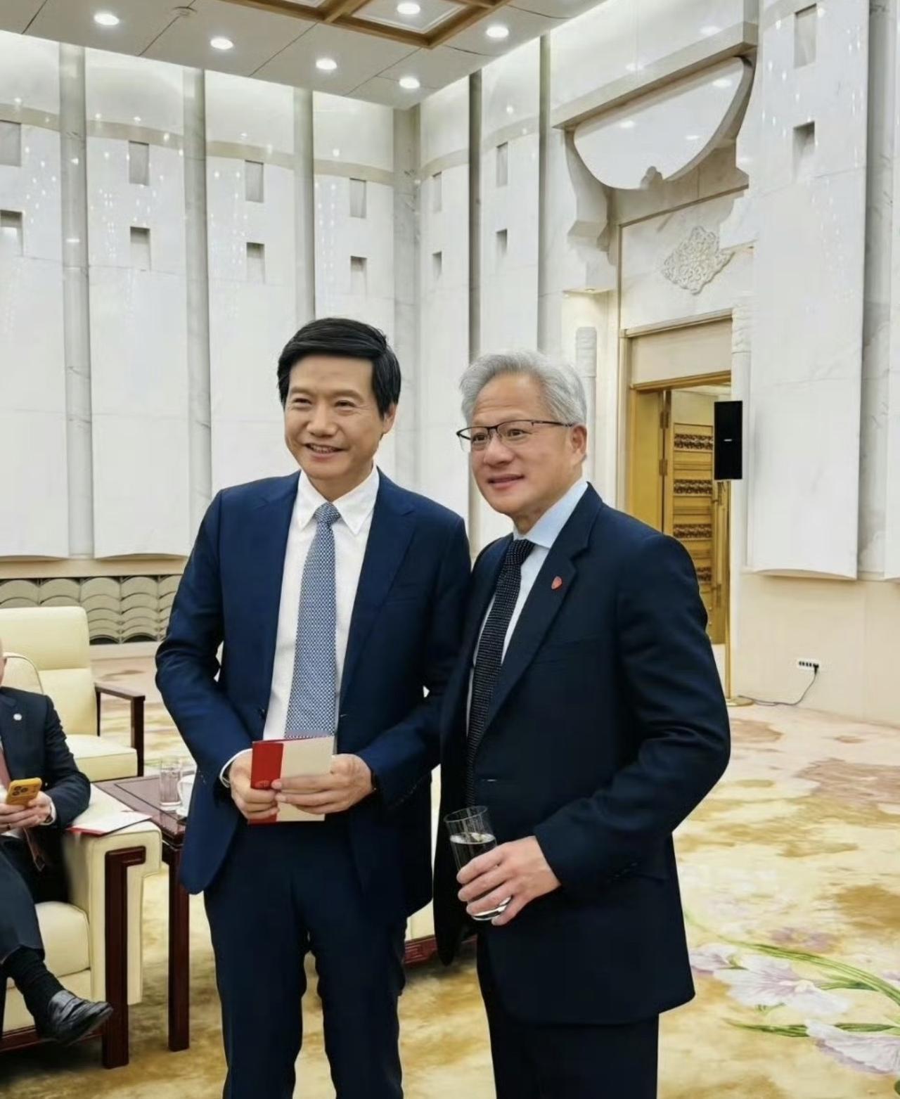 好家伙，雷军又和黄仁勋合上影了！一晚上合了不少影啊

看来这次国宴雷军收获不小啊