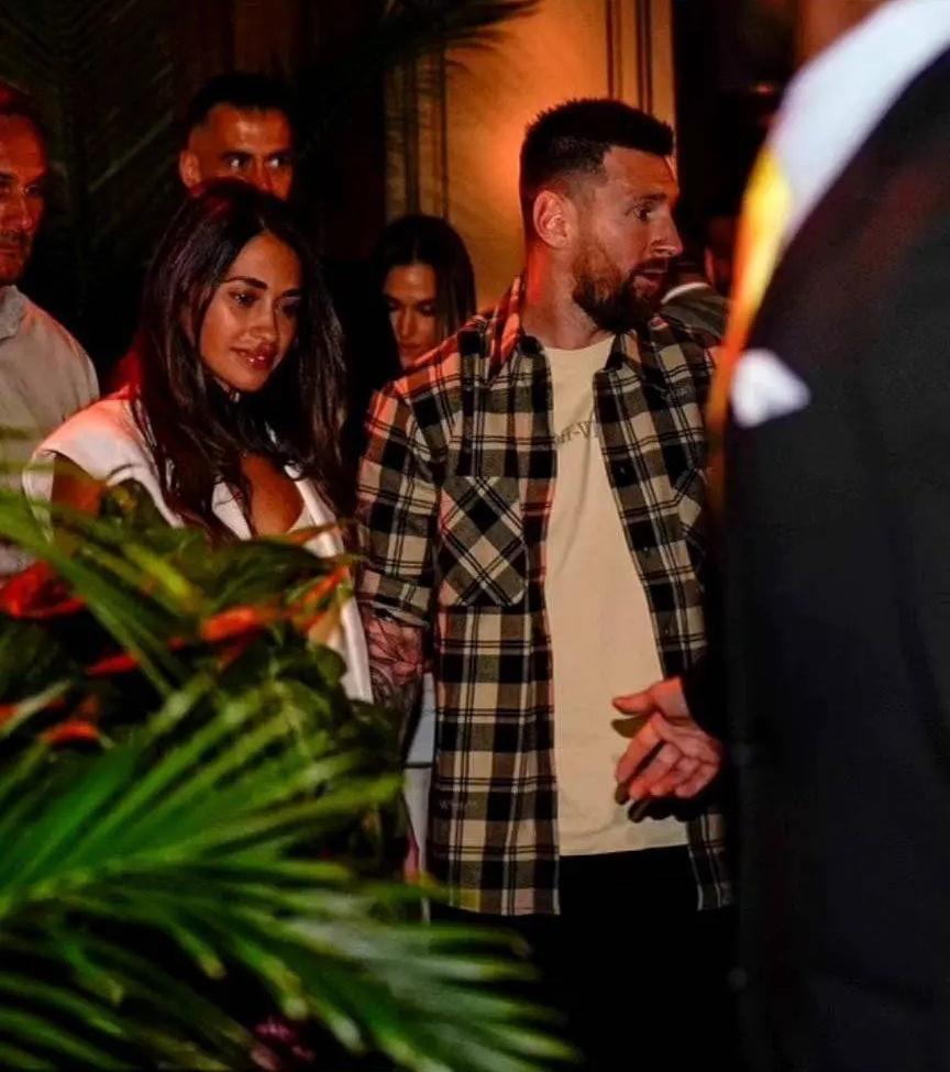 梅西、布斯克茨和贝克汉姆聚餐了，但是安东内拉穿太少了，白衣男孩似乎是不怀好意[捂