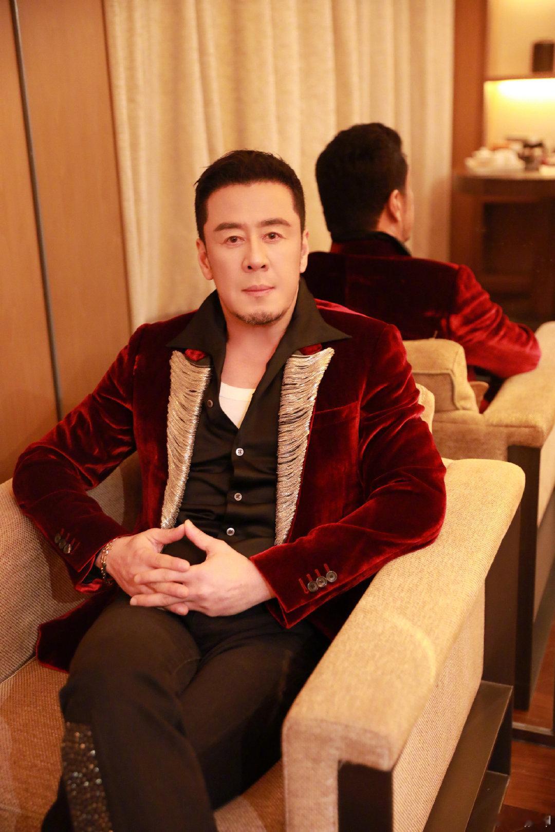 杨坤瘦了好多 杨坤近期路透状态引发关注，网友直呼“哥快瘦成纸片人了”😂 看视频
