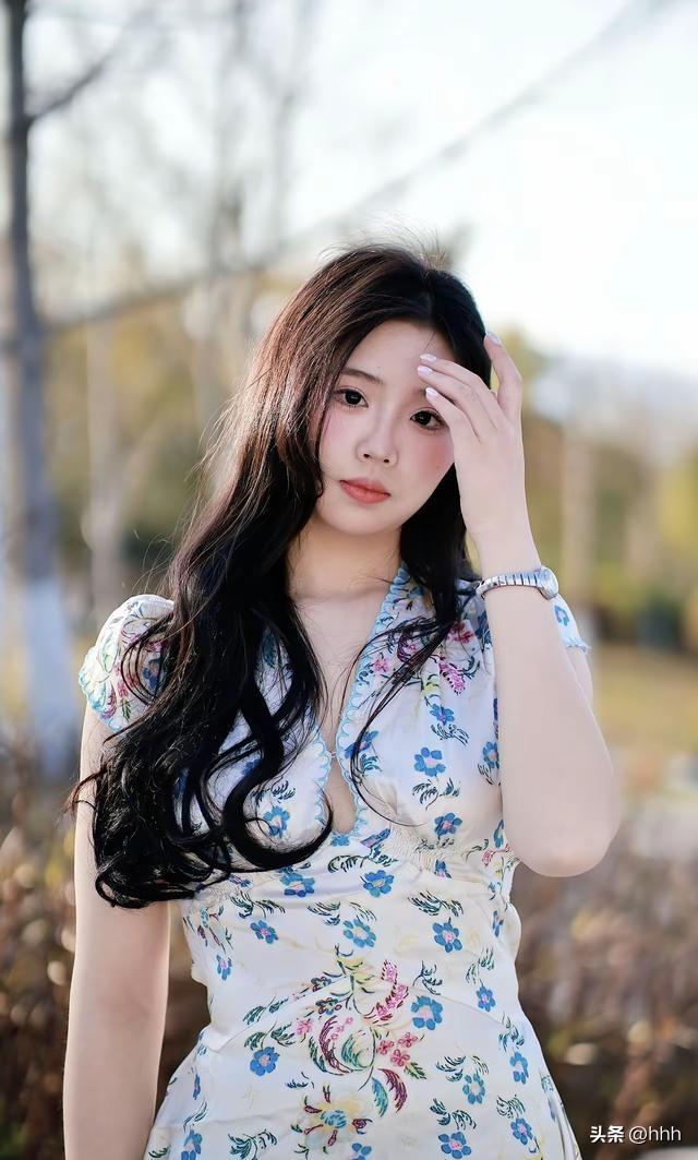 温柔少女风，花裙飘飘，自然光下更显清新动人