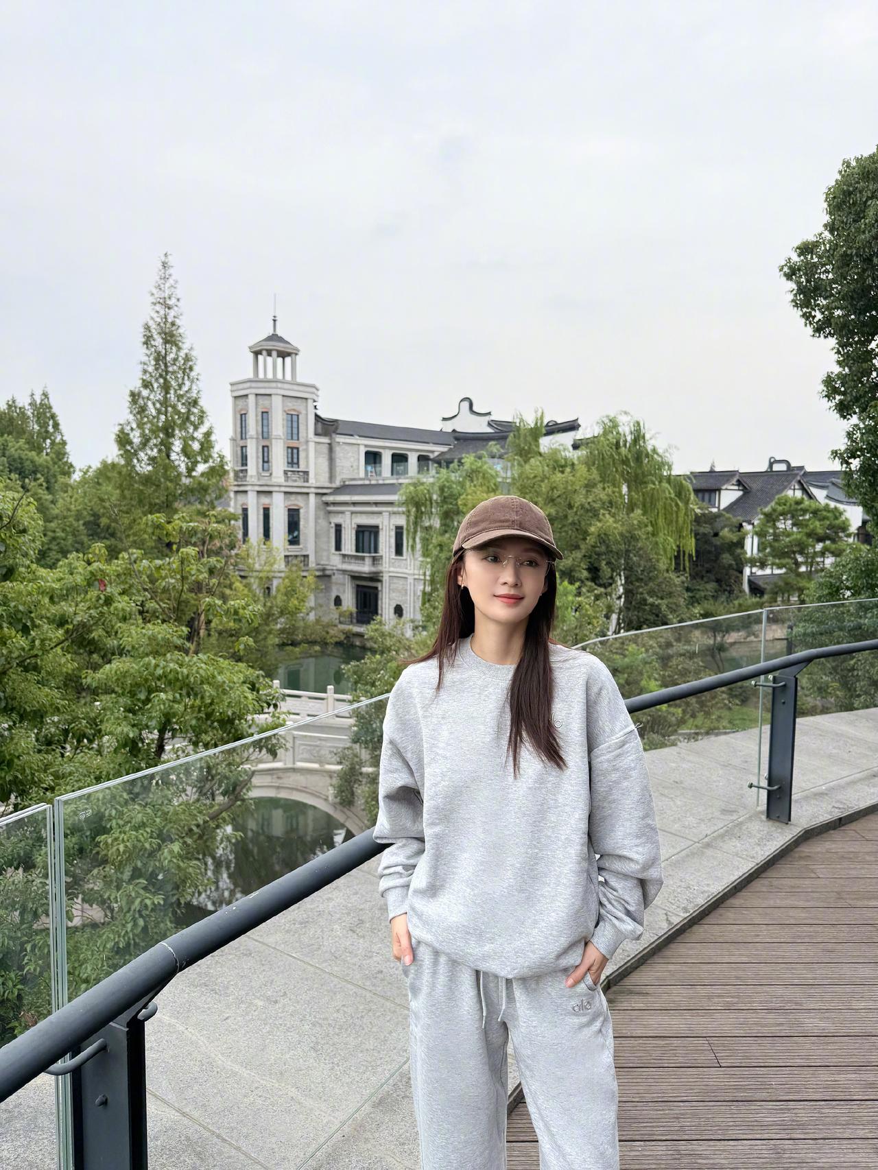 李沁果然会穿
用一个深颜色的棒球帽
把浅灰色休闲套装轻松驾驭
在人群中轻松出众