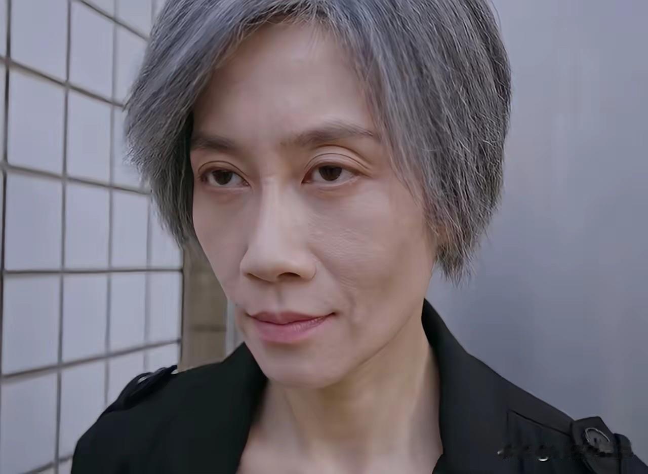 她是迷情里的李瑾，也是温峥嵘，却撞脸张一山！
我第一眼看到这个剧照的时候，恍然以