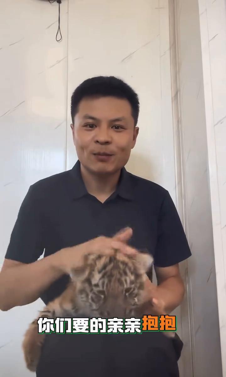 你们要的亲亲抱抱举高高的视频来啦。