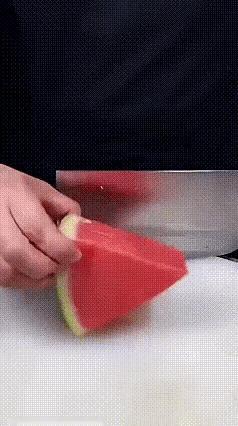 一个好好的西瓜。
切成了贵族瓜，
真的过分了。