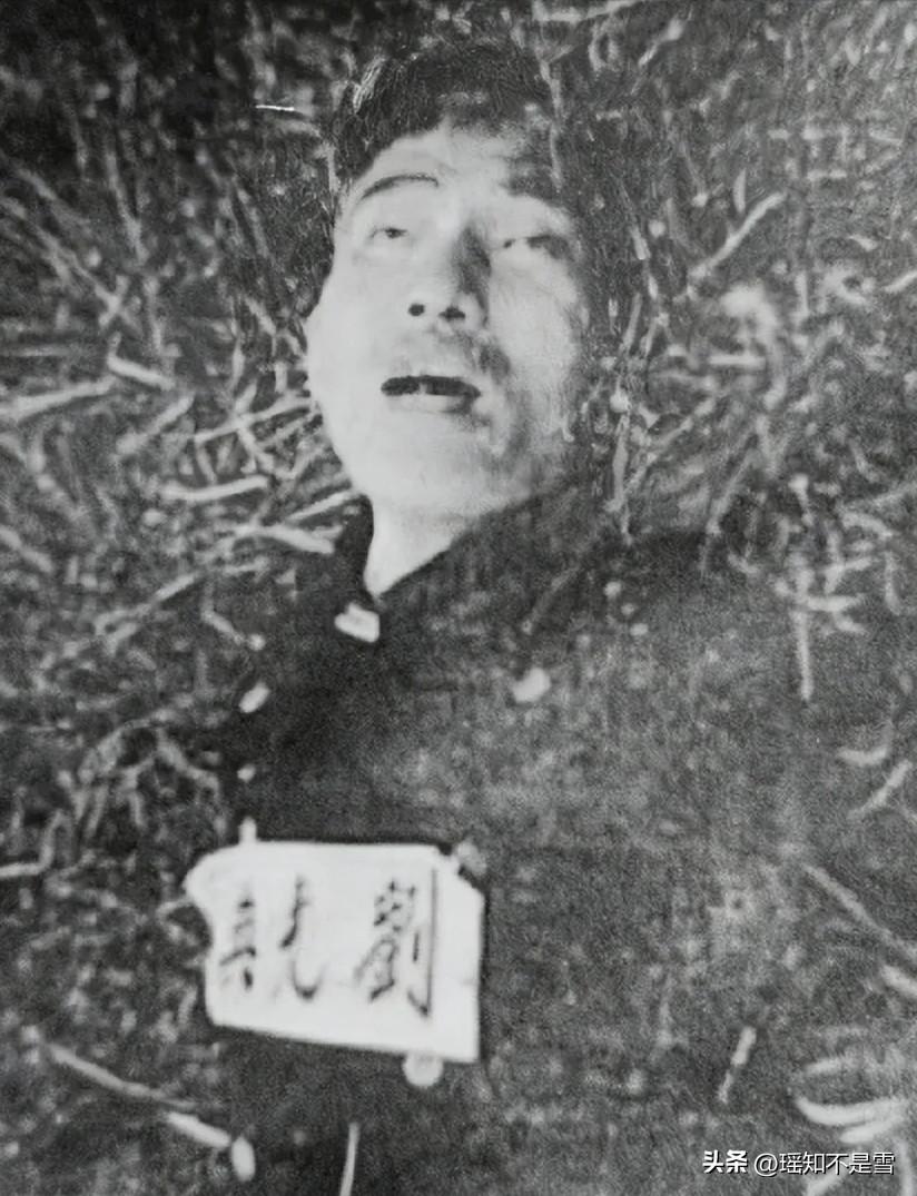他被国民党枪杀后，因呼喊口号还张着口，睁着的双眼死不瞑目。行刑的凶手拍摄的这张遗