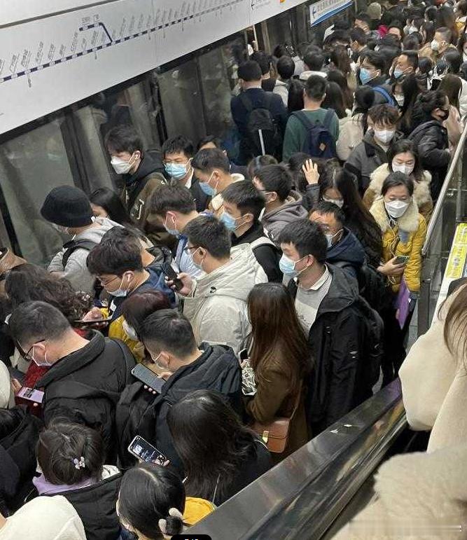 有通勤搭子后每月省了3500块 其实主要还是因为年轻人活明白了，没有条件就发挥主