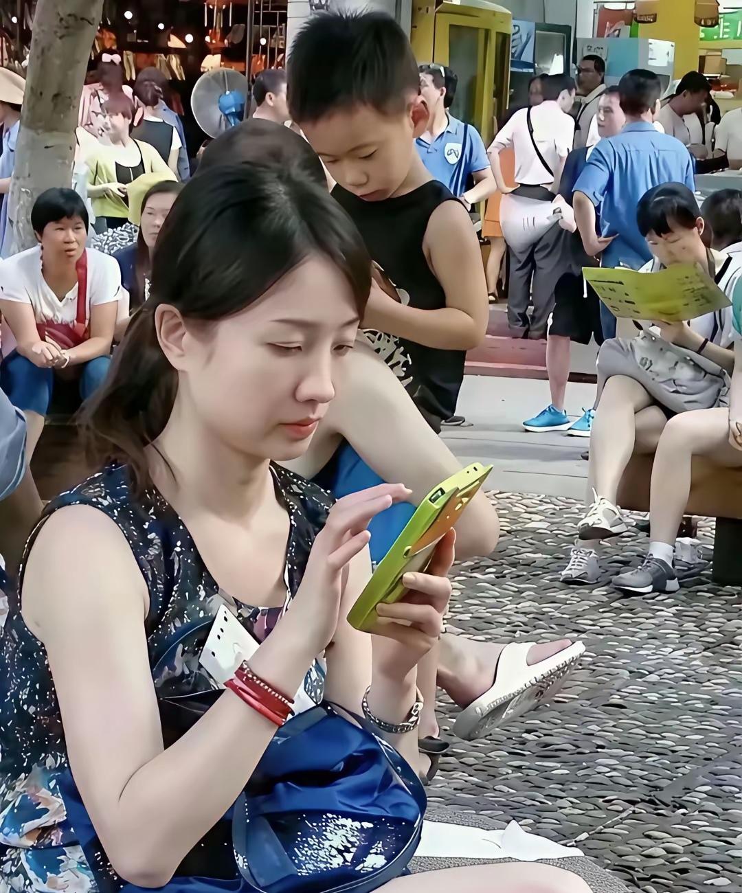 生活苦意弥漫，不妨对自己好些。莫要总是独自扛起压力，学会给自己松松弦。工作里的烦