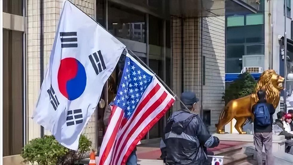 一个韩国网友问中国人说：现在的首尔正在举行史上最大规模的“反华游行”，可为什么中