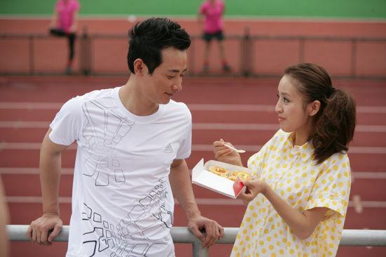 罗晋一副乖乖仔暖男模样，佟丽娅乖乖女温柔贤淑的样子，他们俩的这张照片温馨又可爱。