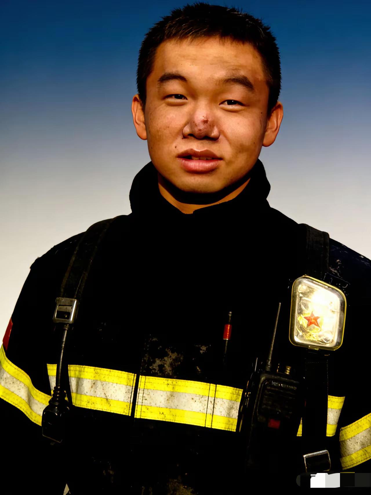 穿上消防服，他成了守护者。
却在20岁，葬身火海，成为一等功烈士。
他叫刘泽军。