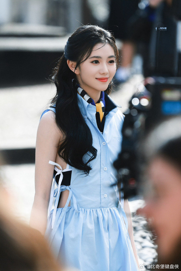 刘浩存星味巴黎街头的刘浩存真的好绝✨，星味直接拉满🌟，走在那里都特别亮眼💫，