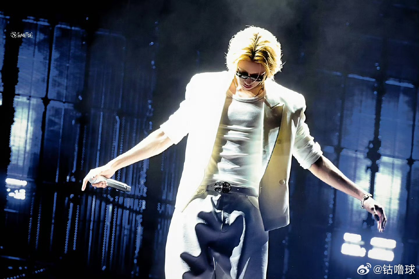 徐明浩压轴登场音乐节徐明浩作为最后一位出场的歌手压轴表演。超级现场唱功与亮眼舞台