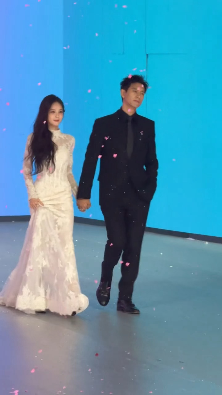 李现 李一桐尖叫之夜红毯同框生图，好养眼 李现李一桐太配了  尖叫之夜红毯