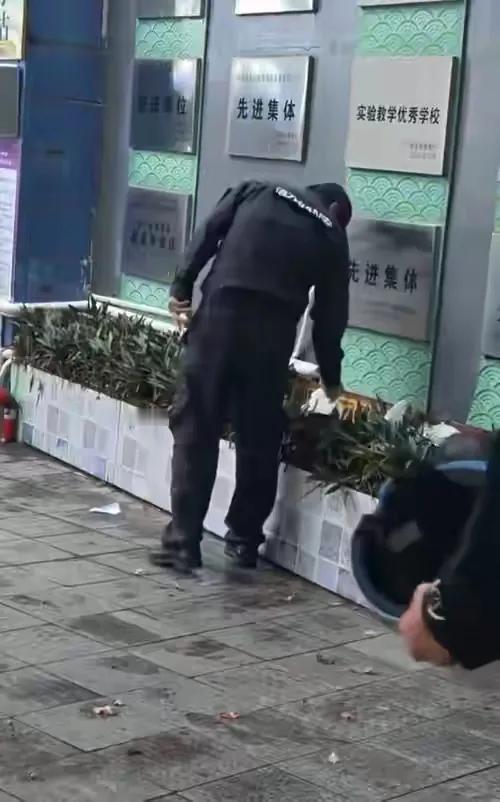 海南某中学保安扔学生外卖并撕标签，学校的反应让人唏嘘。

近日，海南，有网友拍下