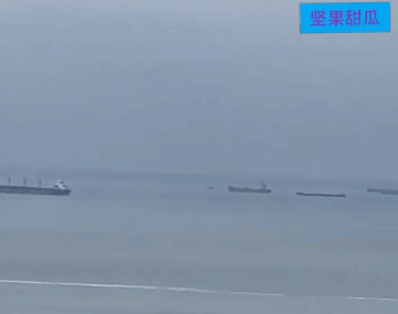 俄罗斯人看不惯敖德萨成片货轮，俄罗斯网友公布来自敖德萨港的最新视频，港口停满了货