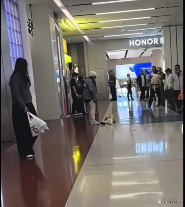 5月17日，辽宁大连，一位22岁的宝妈带着2岁的女儿送外卖，女儿因奔波劳累躺在地