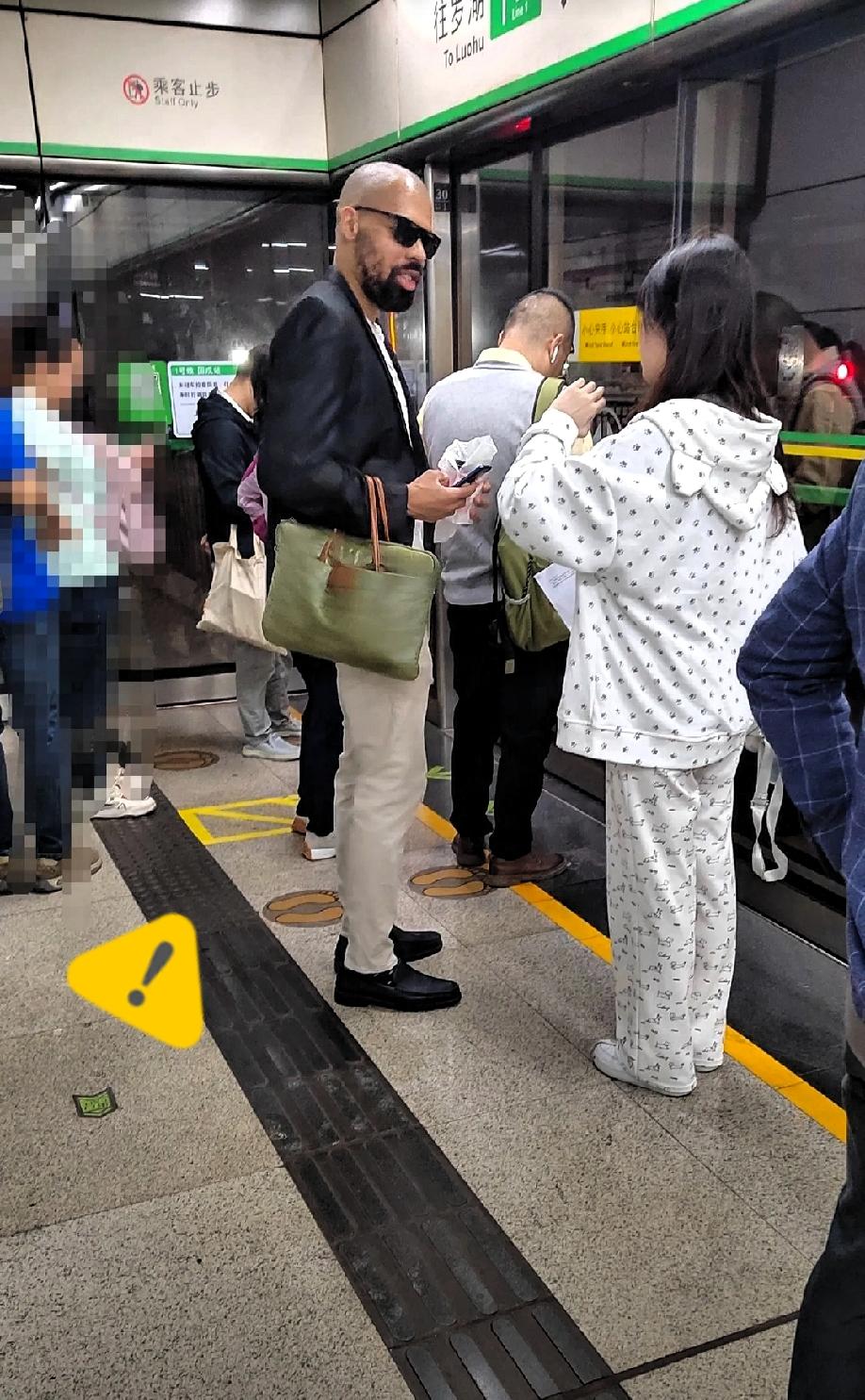 深圳一号线固戍地铁站，一位黑人男士，经常在地铁站附近徘徊，特别喜欢主动搭讪漂亮小