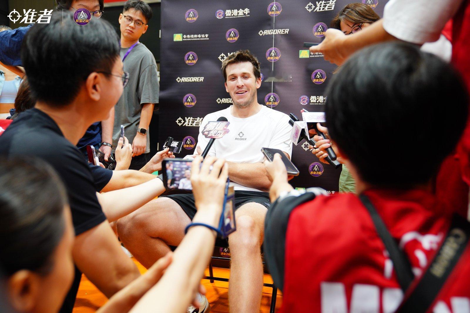 里夫斯今日来到香港湾仔，与球迷互动、展示训练🏀 
