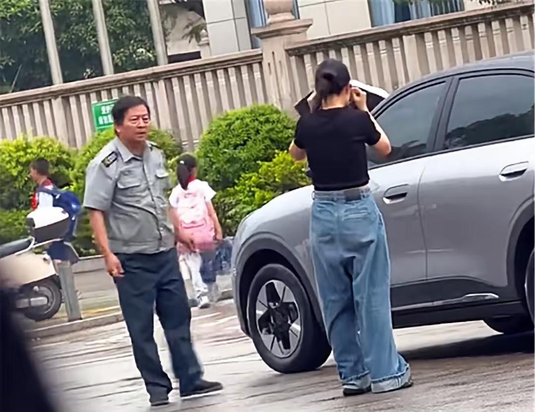 我还是觉得男保安不该还手，而且下手也有点重！毕竟对方是女人嘛，而且女人先动手下手