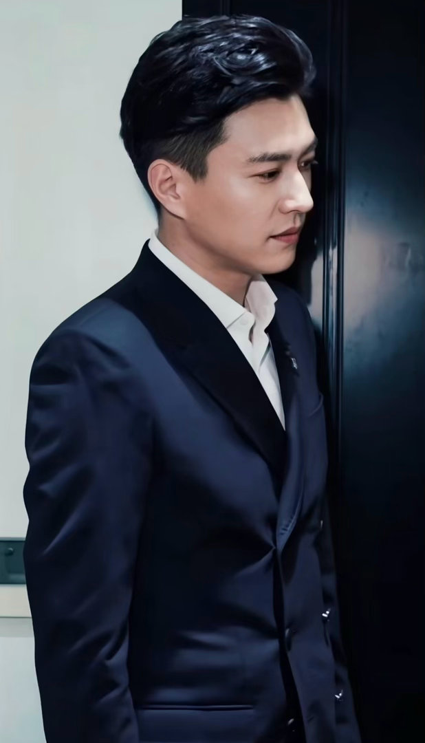 贺涵风衣vs南柱赫风衣贺涵南柱赫撞衫贺涵（靳东饰演）《我的前半生》男主，顶尖咨询