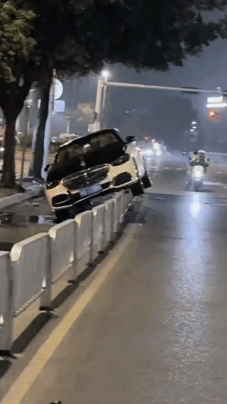 迈巴赫撒尿还开双闪，真有礼貌