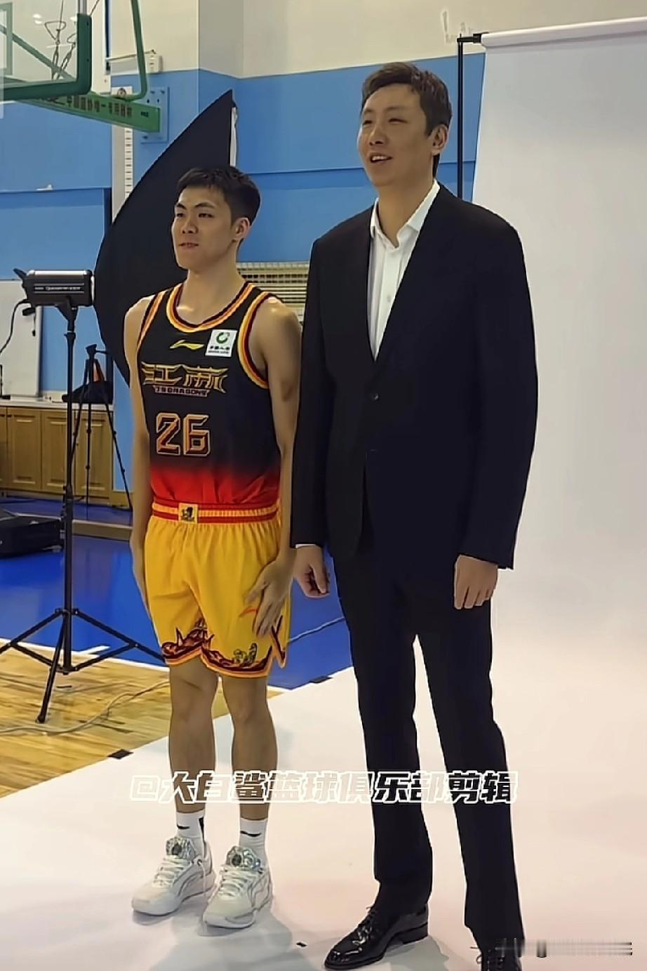 庞峥麟可太搞笑了，这定妆照让他拍成了军训！

新赛季即将到来，各支球队都在忙着拍