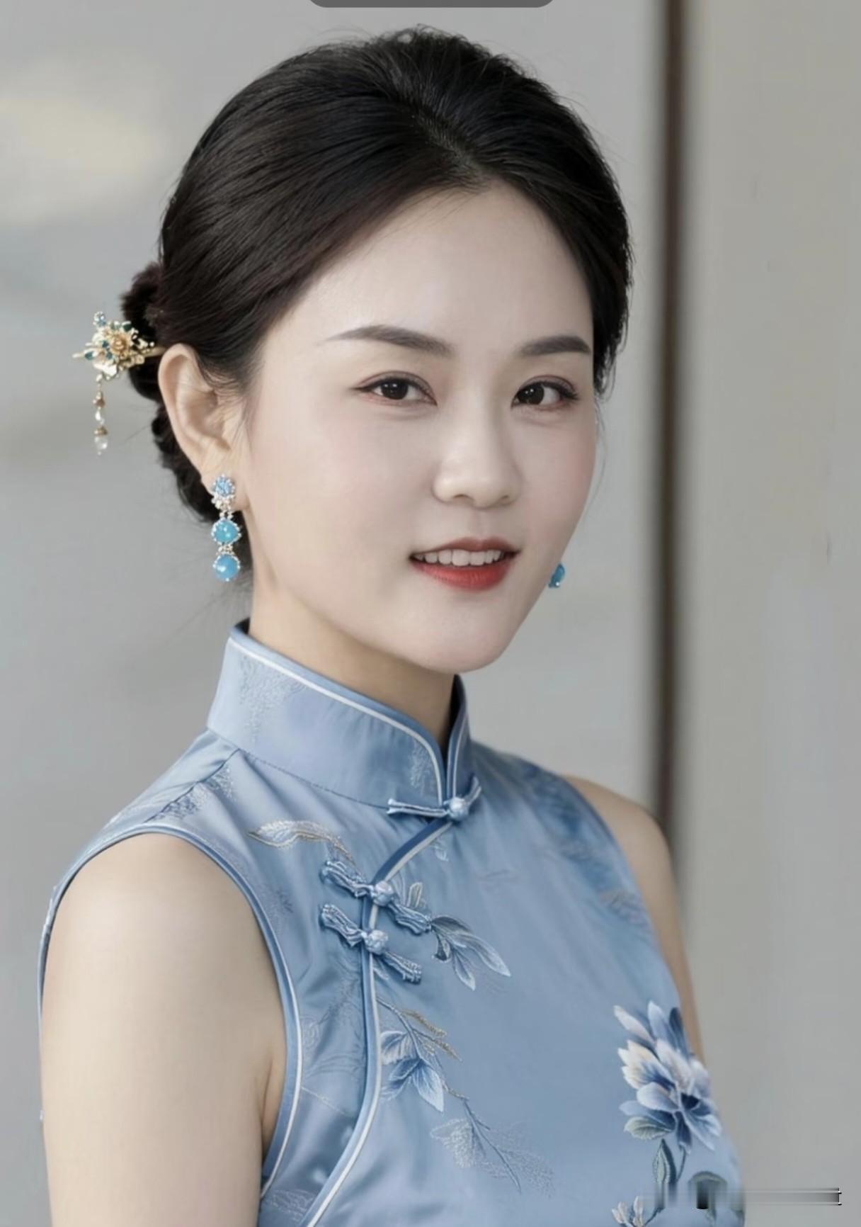 七音·蓝衫怨
 
蓝衫轻绾玉云鬟，
耳坠珠翠映清颜。
髻上金枝凝翠色，
眉间笑意