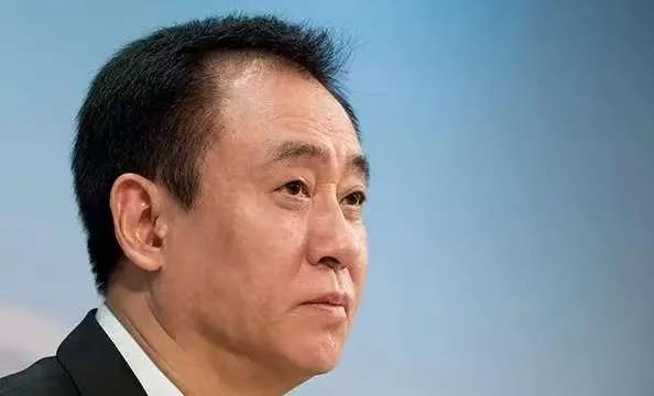 陪郑裕彤打了仨月牌，白天陪老爹晚上陪儿子，就为让人知道他和香港富豪走得近。转头又