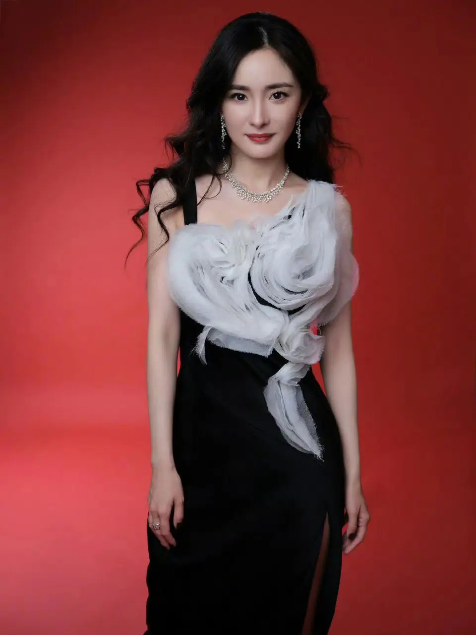 杨幂黑裙美腿。杨幂黑裙美腿