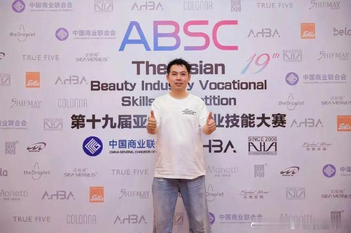25年坚守台州Tony老师剪出宽阔人生发型师二十五年深耕行业，坚守匠心技艺，热心