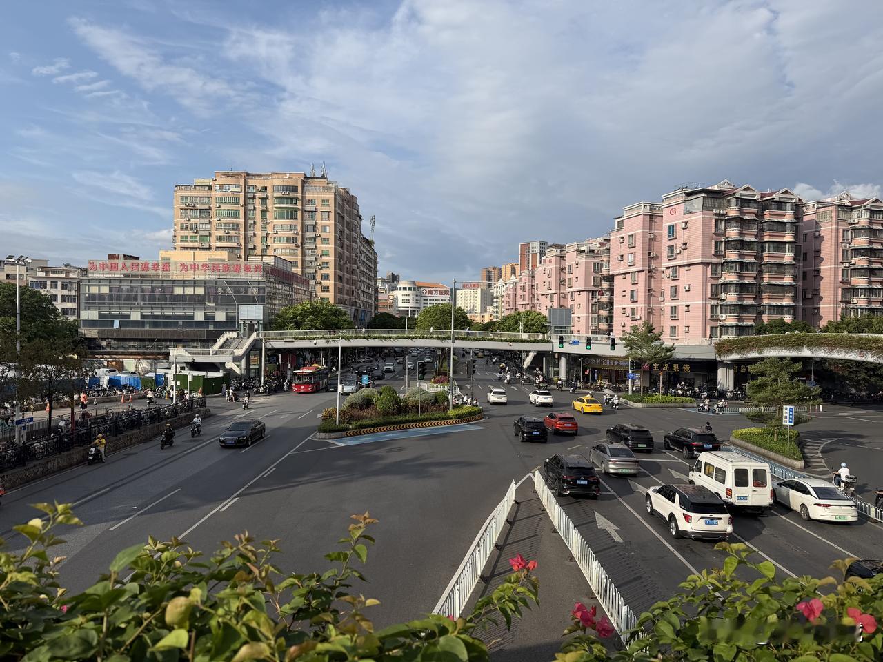 中午的广州蓝还是喜欢这样艳阳高照的日子，下班啦！广州春天风景照