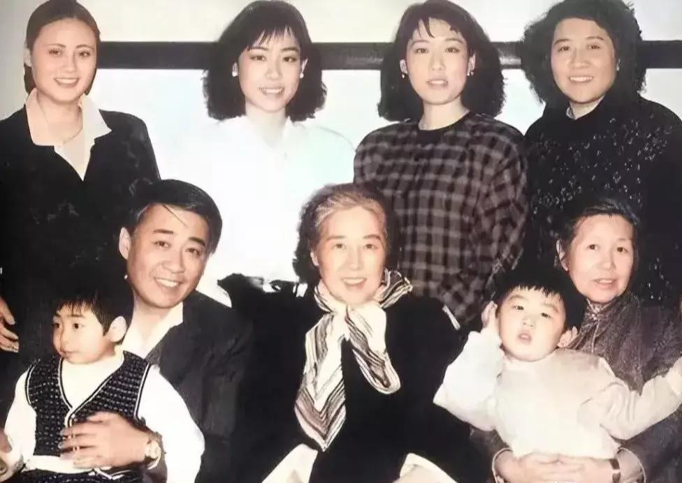 这是拍摄于1998年的北京，王光美（前排左三）和家人们的真实合影，都看看吧，这可
