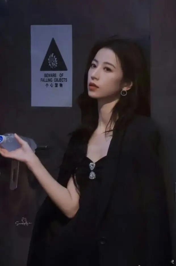 周雨彤和程潇进组《谍战上不封顶》连正午阳光的选角眼光都被嘲笑了，正午阳光的作品，
