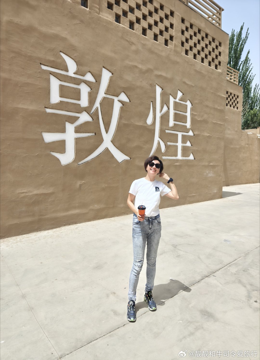 在敦煌，喝杏皮水不叫喝，叫“寻根”。这杯琥珀色的甘露，背后藏着一段关于坚守的传奇