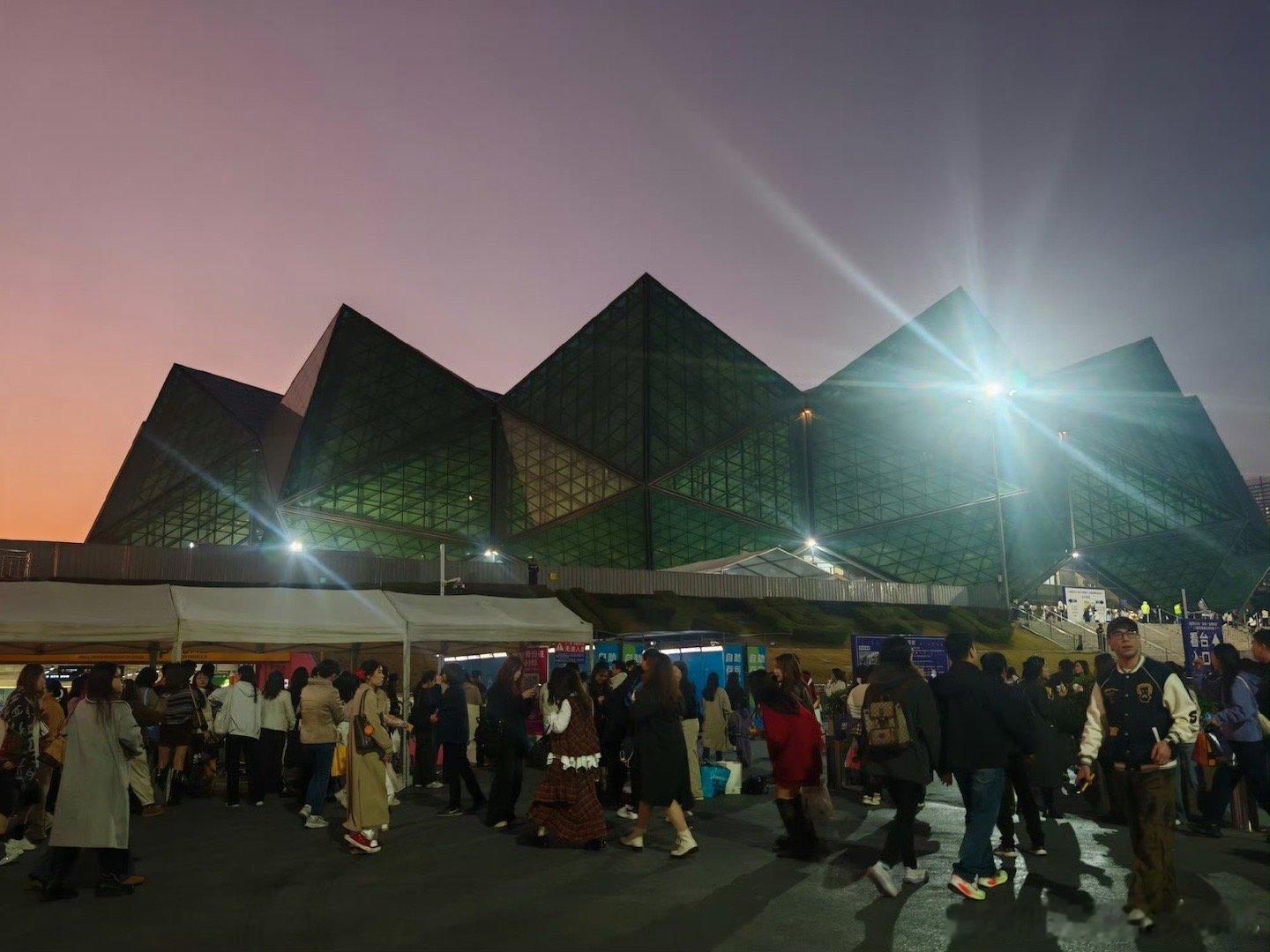 王赫野演唱会深圳站 对于王赫野来说，深圳站的舞台是音乐旅程中的重要一站；对于到场