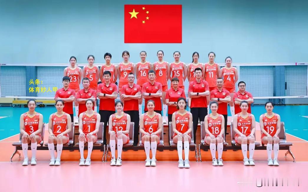 中国女排最新合照！球迷：好多新面孔呀。
随着蔡斌下课，赵勇成为了中国女排新一任主