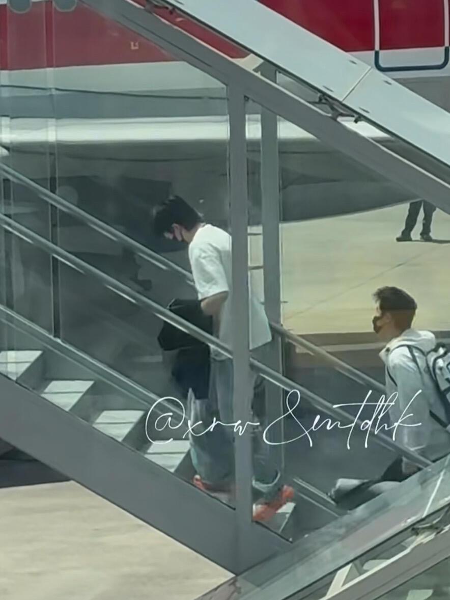 王楚钦哥回去了，成都集训结束，美好的乒乓球训练结束了，看着走路姿势不太对，还是旧