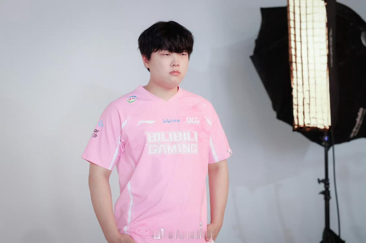 BLG发布拍摄花絮～
粉色限定！[惊喜]

#2024lpl#