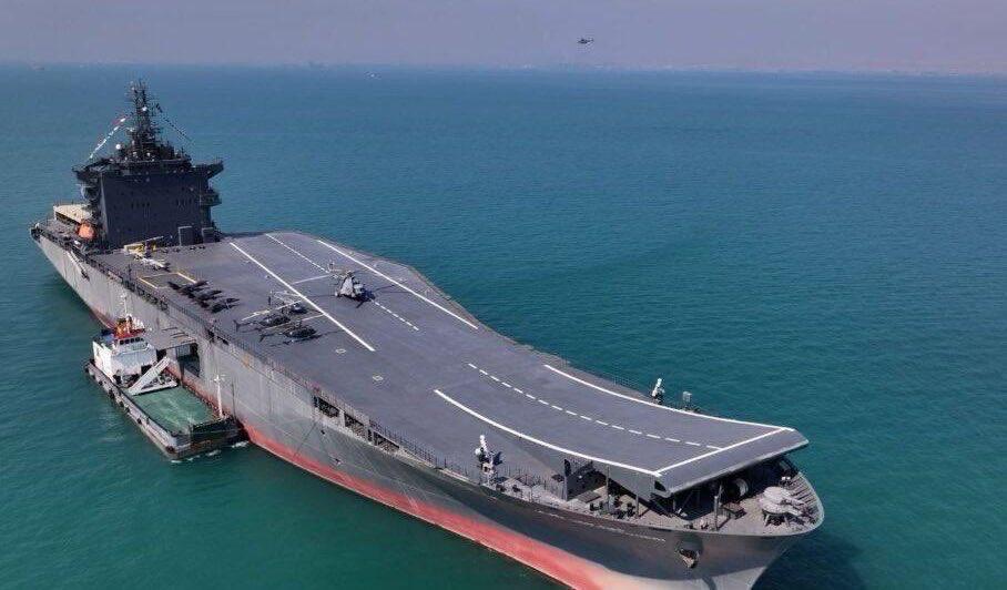 一架无人机，飞向了全球最贵的钢铁堡垒。据说，撞上了。
伊朗方面说得明明白白：林肯