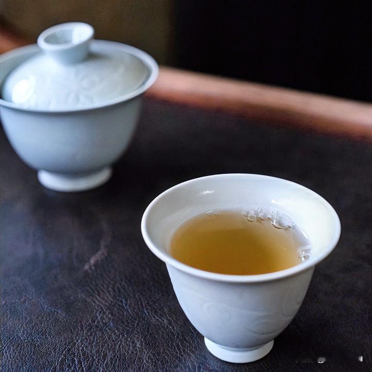《茶砺清欢·定风波体》
沸水腾烟漫小轩，茶浮茶沉意自安。莫惧尘波辗转煎，休叹，此