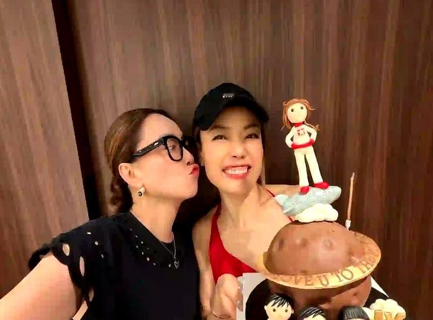 霍汶希一句“老母爱你”，戳中了多少人的心。

照片里，容祖儿、阿Sa、阿娇紧紧挨