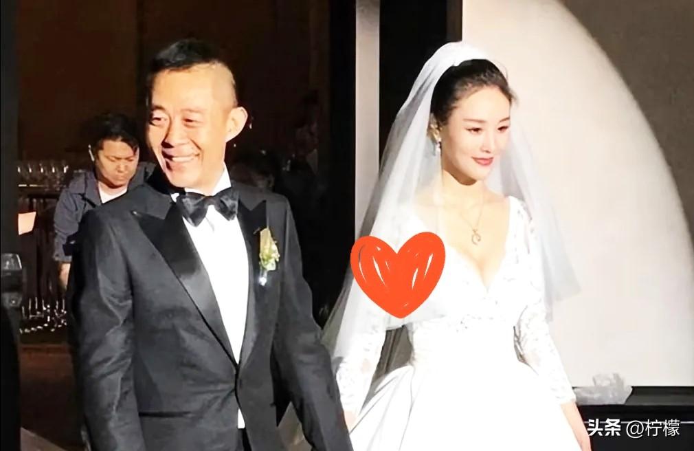 59岁的侯勇为什么一直换老婆？
原因很简单，不是因为他长得特
别帅，根本原因就是